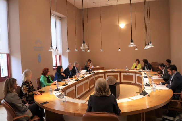 O conselleiro de Facenda entrega ao presidente do Parlamento de Galicia o Proxecto de lei orzamentos da Xunta para o ano 2024